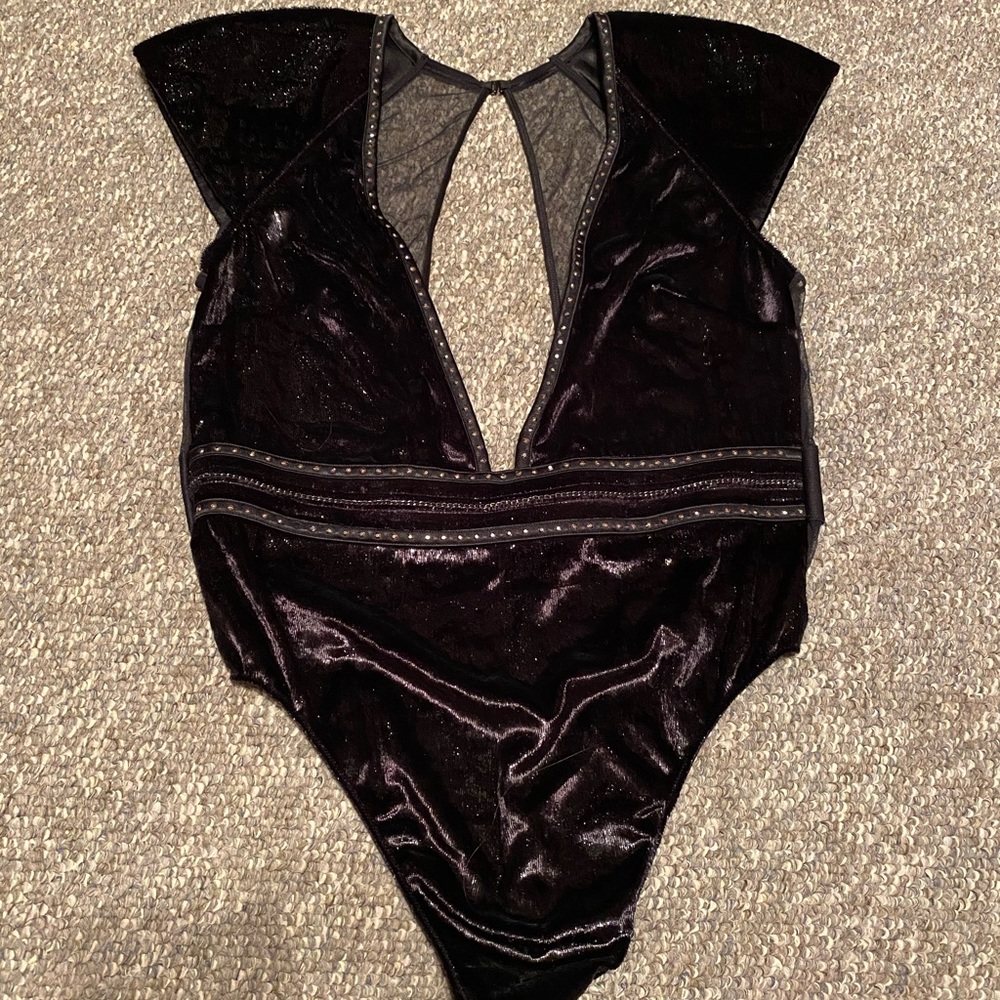 NWT Victoria Secret Lingerie SZ L